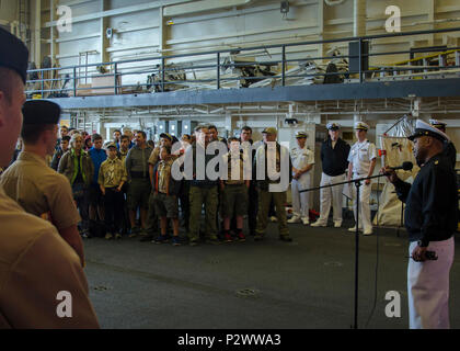 EVERETT, Washington  (2 August 2016) – Amphibious Transport Dock Schiff USS Somerset (LPD 25), Command Master Chief Avinash Ramsingh grüßt lokalen Marine Junior Reserve Officers Training Corps (NJROTC)-Kadetten, Meer Kadetten und jungen Pfadfinder in das Schiff Hangardeck während ein Schiff Fahrt von Everett nach Seattle im Rahmen von Seattle Seafair Fleet Week. Seafair ist eine jährliche Feier der Meer Dienste wobei Matrosen, Marines und Küste Gardisten vom Besuch der US-Marine und Küstenwache Schiffe und Schiffe aus Kanada der Stadt eine Anlaufstelle machen. (Foto: U.S. Navy Mass Communication Specialist 1. Klasse Vladimi Stockfoto