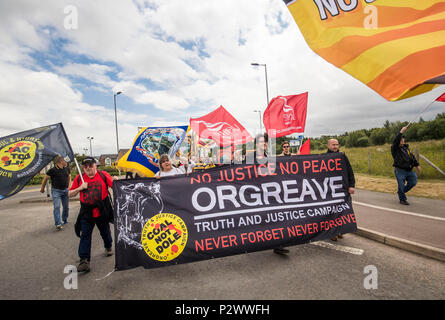 Die Demonstranten fordern die Regierung eine öffentliche Untersuchung während der jährlichen Orgreave Rallye in Sheffield, von den Orgreave Wahrheit und Gerechtigkeit Kampagne organisiert zu implementieren, zum Gedenken an den 34. Jahrestag der Ereignisse bei Orgreave. Stockfoto
