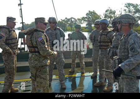 Direktor der Army National Guard, Generalleutnant Timothy Kadavy (rechts), und den Befehl Sgt. Maj. Christopher Kepner (links), Command Sgt. Maj. der Army National Guard, sprich Soldaten mit den 125 Multi Role Brücke Unternehmen aus Abbeville, S.C., während der übung Sabre Guardian 2016, 1. August an der Rumänischen Landstreitkräfte Combat Training Center in Cincu, Rumänien. Sabre Guardian ist eine multinationale militärische Übung mit rund 2.800 Soldaten aus zehn Nationen, darunter Armenien, Aserbaidschan, Bulgarien, Kanada, Georgien, die Republik Moldau, Polen, Rumänien, der Ukraine und den Vereinigten Staaten das Ziel Stockfoto