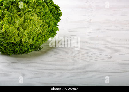 Grüne batavia Salat Salat auf weißem Holz- Hintergrund. Platz kopieren Stockfoto