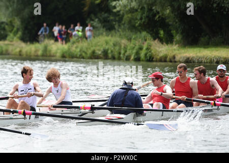 Emmanuel Yacht Club (links) mit dem Rudern Verein für Mitglieder von Emmanuel College, Cambridge, bump Lady Margaret Yacht Club während der letzte Tag der Universität Cambridge können Unebenheiten auf dem Fluss Cam in Cambridge. Stockfoto