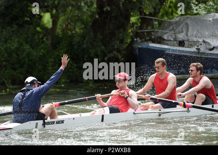 Die Cox von Lady Margaret Yacht Club, die Rowing Club für Mitglieder von St John's College, Cambridge, Signale einer Beule während der letzte Tag der Universität Cambridge können Unebenheiten auf dem Fluss Cam in Cambridge. Stockfoto