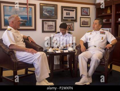 160802-N-DX 349-167 SAN DIEGO (Aug. 2, 2016) Chef der Naval Operations für die Republik Korea (ROK), Adm. Jung, Ho-Sub, rechts, spricht mit Vice Adm. Tom Rowden, Commander, Naval Surface Forces, US Pacific Fleet (CNSP), bei einem Besuch in cnsp Hauptquartier. Der ROK top Marineoffizier traf sich mit hochrangigen militärischen Führer in San Diego maritime Sicherheit Fragen zu erörtern und die Beziehung zwischen den beiden Marinen stärken. (U.S. Marine Foto von Mass Communication Specialist 2. Klasse Phil Ladouceur/Freigegeben) Stockfoto