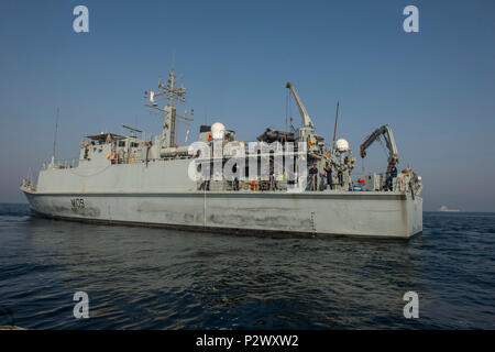 160801-N-WB 378-040 Die Sandown-Klasse Mine Countermeasure Schiff HMS Bangor (M109), Vordergrund, und die Landung Schiff dock RFA Lyme Bay (L 3007), Minenräumung in den Arabischen Golf, 1. August 2016 Verhalten während SQUADEX 2016. 2016 SQUADEX zeigt US-britischen Minensuche Fähigkeiten in den USA 5 Flotte Bereich der Operationen. (U.S. Marine bekämpfen Kamera Foto von Mass Communication Specialist 1. Klasse Blake Mitternacht) Stockfoto