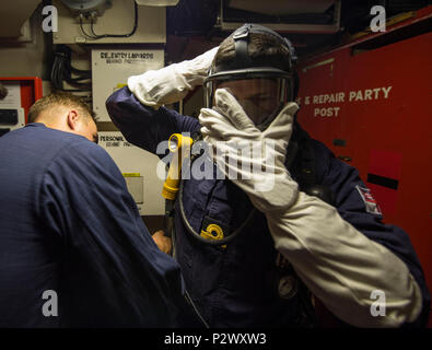 160801-N-WB 378-052 Sub-Lieutenant Mike Wafer, auf die Sandown zugeordnet - Klasse meine Gegenmaßnahmen Schiff HMS Bangor (M 109), seine Schutzausrüstung für die Brandbekämpfung Bohrer in den Arabischen Golf, 1. August 2016 zieht während SQUADEX 2016. 2016 SQUADEX zeigt US-britischen Minensuche Fähigkeiten in den USA 5 Flotte Bereich der Operationen. (U.S. Marine bekämpfen Kamera Foto von Mass Communication Specialist 1. Klasse Blake Mitternacht) Stockfoto