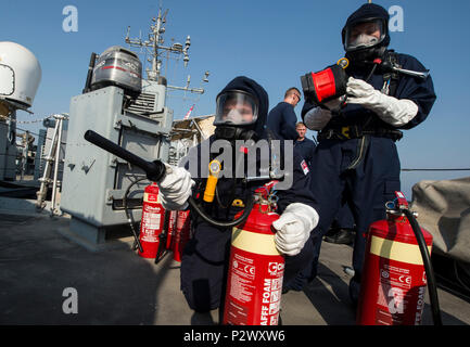 160801-N-WB 378-062 Sub-Lieutenant Mike Wafer-, Links- und Vollmatrosen (Taucher) Katherine Sutherest, auf die Sandown zugeordnet - Klasse Mine Countermeasure Schiff HMS Bangor (M 109), führen Sie einen Löschangriff Bohrer in den Arabischen Golf, 1. August 2016 bei SQUADEX 2016. 2016 SQUADEX zeigt US-britischen Minensuche Fähigkeiten in den USA 5 Flotte Bereich der Operationen. (U.S. Marine bekämpfen Kamera Foto von Mass Communication Specialist 1. Klasse Blake Mitternacht) Stockfoto