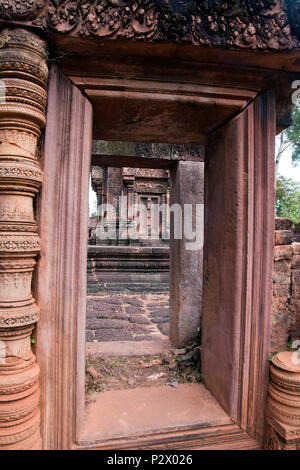 Durch die Tür, die auf das 10. Jahrhundert Banteay Srei Tempel Stockfoto