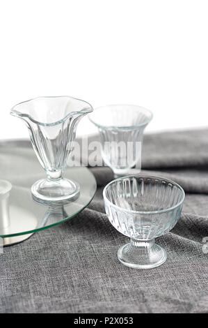 3 sauberes Glas Schalen für Eis, mit verschiedenen Textur, sind in der Tabelle grau Tischdecke Stockfoto