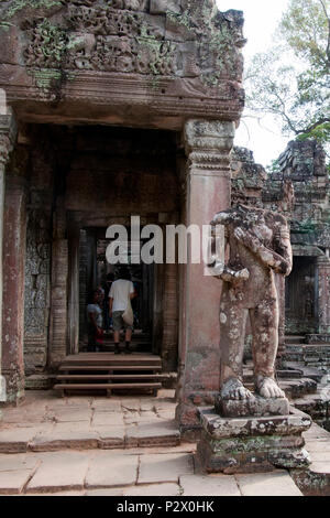 Angkor Kambodscha, nördlichen Tor Wächter Statue am Eingang des 12. Jahrhunderts Preah Khan Tempel Stockfoto