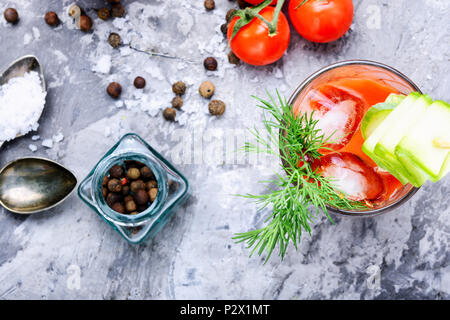 Glas frischen Tomaten Saft und frische Tomaten Stockfoto