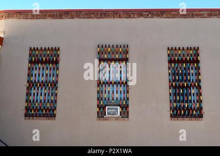 Bunte leisten auf die Fenster der New-Mexico Museum der Kunst Stockfoto