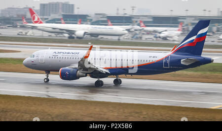 ISTANBUL, Türkei - 04. MÄRZ 2018: Aeroflot Airbus A 320-214 (CN 7653) Landung Flughafen Istanbul Atatürk. Aeroflot ist die Fluggesellschaft der Russischen Fed Stockfoto