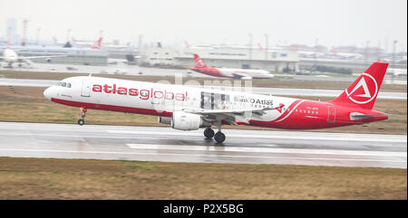 ISTANBUL, Türkei - 04. MÄRZ 2018: AtlasGlobal Airbus A 321-211 (CN 761) Landung Flughafen Istanbul Atatürk. AtlasGlobal ist eine türkische Fluggesellschaft mit 24. Stockfoto