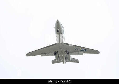 ISTANBUL, Türkei - 04. MÄRZ 2018: Fiba Luft Hawker Beechcraft 900 XP Landung Flughafen Istanbul Atatürk. Stockfoto