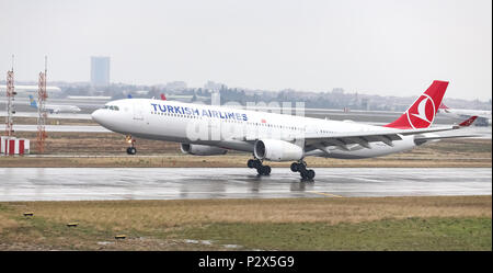 ISTANBUL, Türkei - 04. MÄRZ 2018: Turkish Airlines Airbus A 330-343 E (CN 1651) Landung Flughafen Istanbul Atatürk. Dein ist die Fluggesellschaft der Türkei Stockfoto