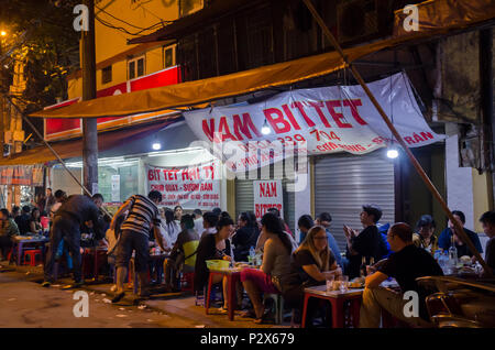 Hanoi, Vietname - November 5,2017 - Menschen sehen genießen Lebensmittel an den Ständen, in Hanoi, Vietnam. Stockfoto