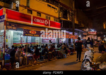 Hanoi, Vietname - November 5,2017 - Menschen sehen genießen Lebensmittel an den Ständen, in Hanoi, Vietnam. Stockfoto