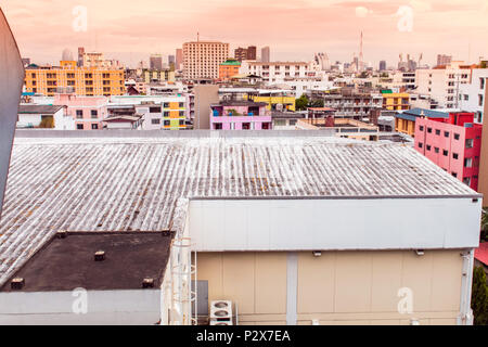Vogel Blick über die Stadtlandschaft mit Sonne und Wolken am Morgen. Platz kopieren. Bangkok. Pastelltönen. Stockfoto