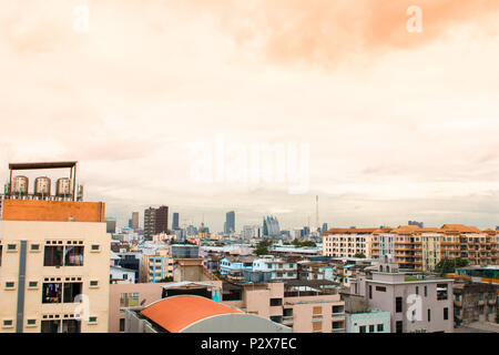 Vogel Blick über die Stadtlandschaft mit Sonne und Wolken am Morgen. Platz kopieren. Bangkok Stockfoto