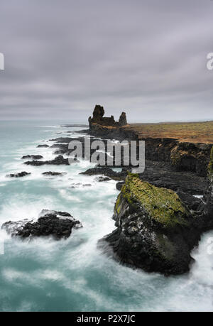 Kosten im Norden von Island. Erstaunlich isländische Landschaft bei Londrangar Klippen. Schöne Seenlandschaft in Island. Reisen Bild. Stockfoto