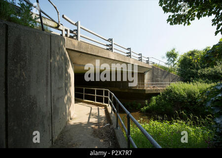 Autobahn M6 Brücke über den Fluss Keer in der Nähe von borwick Lancashire. Der Fluss Keer ist ein kleiner Fluss, der für einen Teil seines Kurses markiert die Grenze zwischen Stockfoto