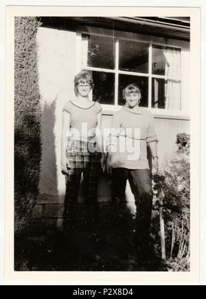 Die tschechoslowakische SOZIALISTISCHE REPUBLIK - ca. 1980 s: Vintage Foto zeigt junge Mädchen vor der Country House. Retro Schwarz/Weiß-Fotografie. Stockfoto