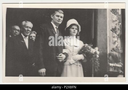Die tschechoslowakische SOZIALISTISCHE REPUBLIK - circa 1970 s: Vintage Foto zeigt eine Brautpaare und Hochzeitsgäste. Retro Schwarz/Weiß-Fotografie. Stockfoto