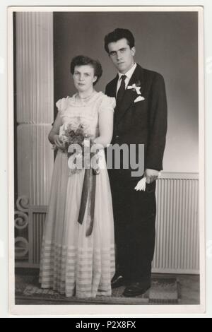 Die tschechoslowakische SOZIALISTISCHE REPUBLIK - circa 1970 s: Vintage Foto zeigt ein Brautpaar. Retro Schwarz/Weiß-Fotografie. Stockfoto
