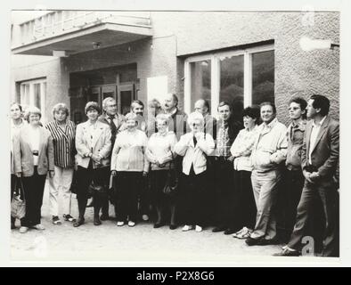 Die tschechoslowakische SOZIALISTISCHE REPUBLIK - ca. 1980 s: Vintage Foto zeigt eine Gruppe von Menschen im Freien dar. Retro Schwarz/Weiß-Fotografie Stockfoto