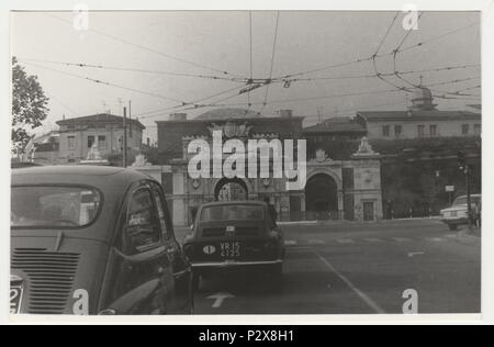 Italien - circa 1970 s: Vintage Foto zeigt den starken Verkehr in der italienischen Stadt. Retro Schwarz/Weiß-Fotografie. Stockfoto