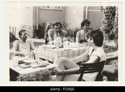 Die tschechoslowakische SOZIALISTISCHE REPUBLIK - ca. 1980 s: Vintage Foto zeigt die Leute im Sommer Garden Party. Retro Schwarz/Weiß-Fotografie. Stockfoto