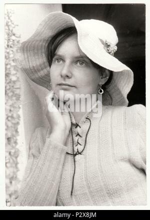 Die tschechoslowakische SOZIALISTISCHE REPUBLIK - September 1982: Vintage Foto zeigt ein jugendlicher Mädchen im Freien dar. Sie trägt eine romantische Frau Hut. Retro Schwarz/Weiß-Fotografie. Stockfoto