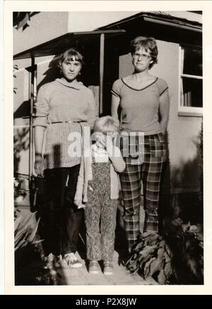 Die tschechoslowakische SOZIALISTISCHE REPUBLIK - ca. 1980 s: Vintage Foto zeigt junge Mädchen und Kind vor der Country House. Retro Schwarz/Weiß-Fotografie. Stockfoto