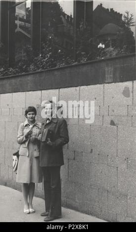 Die tschechoslowakische SOZIALISTISCHE REPUBLIK - ca. 1980 s: Vintage Foto zeigt ein junges Paar. Retro Schwarz/Weiß-Fotografie. Stockfoto