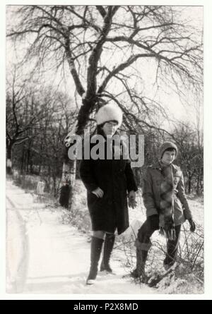 DIE TSCHECHOSLOWAKISCHE SOZIALISTISCHE REPUBLIK - 1976: Vintage-Foto zeigt Mutter und Tochter im Winter. Schwarzweißfotografie im Retro-Stil. Stockfoto