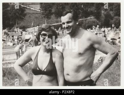 Die tschechoslowakische SOZIALISTISCHE REPUBLIK - ca. 1980 s: Vintage Foto zeigt ein reifes Paar neben dem Außenpool. Urlaub (Ferien) Thema. Retro Schwarz/Weiß-Fotografie. Stockfoto