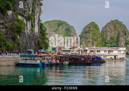 Halong Bay, Vietnam - November 4,2017: Boote können die Parkplätze am Hafen in der Überraschung Höhle (Sung Sot Höhle), Vietnam Halong Bucht gesehen. Stockfoto