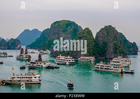 Halong Bay, Vietnam - November 4,2017: Malerische Landschaft Blick auf die Halong Bucht mit Kreuzfahrten von Überraschung Höhle (Sung Sot Höhle), Vietnam. Stockfoto