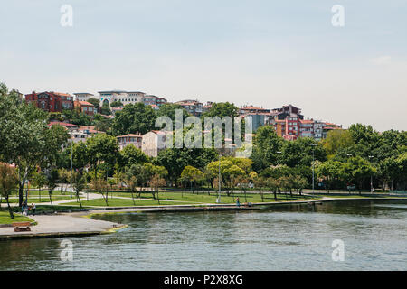 Schöne Sicht auf die Wohngegend mit Häusern und einem Park in Istanbul in der Türkei. Stockfoto