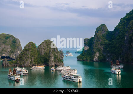 Halong Bay, Vietnam - November 4,2017: Malerische Landschaft Blick auf die Halong Bucht mit Kreuzfahrten von Überraschung Höhle (Sung Sot Höhle), Vietnam. Stockfoto