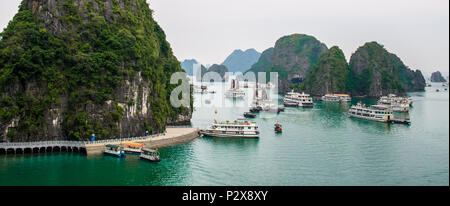 Halong Bay, Vietnam - November 4,2017: die malerische Landschaft mit Blick auf den Hafen Kreuzfahrt in der Halong Bucht von der Überraschung Höhle (Sung Sot Höhle), Vietnam. Stockfoto