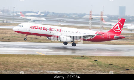 ISTANBUL, Türkei - 04. MÄRZ 2018: AtlasGlobal Airbus A 321-231 (CN 1008) Landung Flughafen Istanbul Atatürk. AtlasGlobal ist eine türkische Fluggesellschaft mit 24. Stockfoto