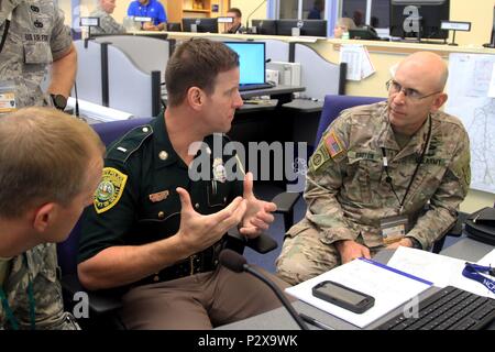 Die Mitglieder des Emergency Operations Center überprüfen und koordinieren die Notfallunterstützungsfunktionen während der Granite Guard II Domestic Operations Übung am 6. August im New Hampshire Bureau of Emergency Management. Bei der Übung arbeiten Mitarbeiter der Staats- und Nationalgarde mit lokalen Notfallverwaltungsbehörden zusammen, um die Fähigkeiten zur Katastrophenbewältigung, die Kommunikation und die interinstitutionelle Koordination zu verbessern. Die Operation betont die Bereitschaft, logistische Planung und Zusammenarbeit zwischen der Staatspolizei, den Einheiten der Nationalgarde und den Rettungsdiensten, um die Notfallvorsorge im Inland zu stärken. Stockfoto