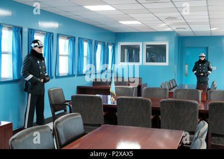 Südkoreanische Soldaten stand Guard innerhalb des Militärs Waffenstillstand Kommission Konferenzraum an der südlichen Seite der Waffenstillstand Dorf Panmunjom die Heimat der Joint Security Area (JSA) innerhalb der DMZ der Koreanischen demilitarisierten Zone, die durch die Bestimmungen der Koreanische Waffenstillstandsabkommen zu dienen als Pufferzone zwischen der Demokratischen Volksrepublik Korea (Nordkorea) und die Republik Korea (Südkorea) Stockfoto