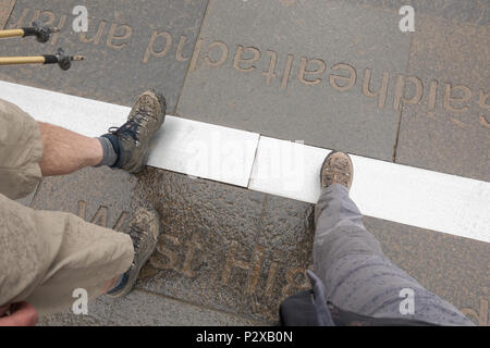 Zwei Wanderer über den West Highland Way Ziellinie in Fort William, Schottland, Großbritannien Stockfoto