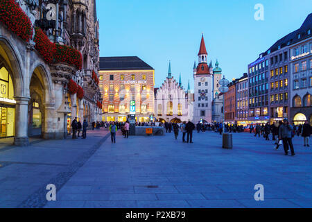 München, Deutschland - 24. Oktober 2017: Nachtansicht der Touristen in der Nähe von New Town Hall (Neues Rathaus) am Marienplatz Stockfoto