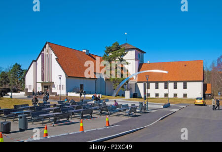 OSLO, Norwegen - 12 April 2010: Personen, die sich in der Nähe der Viking Ship Museum und archäologische Denkmal. Auf der Halbinsel Bygdoy entfernt Stockfoto