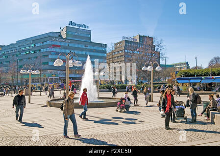 OSLO, Norwegen - 12 April 2010: die Menschen in der Nähe von Brunnen auf dem Johanne Dybwad Square. Johanne Dybwad war ein norwegischer Bühnenschauspielerin und Bühne Hersteller Stockfoto