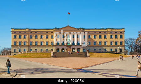 OSLO, Norwegen - 12 April 2010: Der Königliche Palast. Vor dem Gebäude ist Karl Johan König Statue Stockfoto