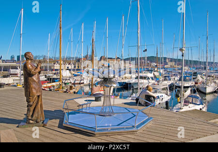 OSLO, Norwegen - 12 April 2010: Stranden. Skulptur ewige Peace-Flame mit Sri Chinmoy auf Aker Brygge Bereich Stockfoto